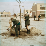 824528 Afbeelding van kinderen tijdens een boomplantdag in de wijk Overvecht te Utrecht.